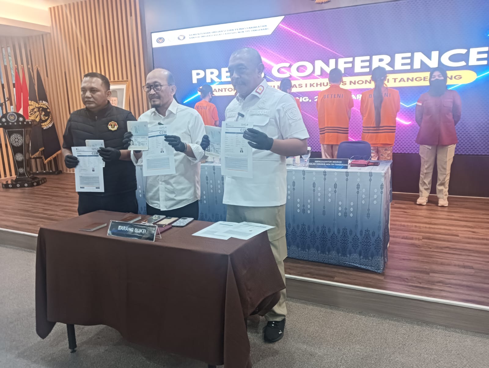 Kantor Imigrasi Kelas 1 Khusus Non TPI Tangerang Amankan 5 WNA Thailand Diduga PSK