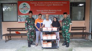 Kodim 0510/Tigaraksa Salurkan 50 Nasi Kotak ke Pondok Lansia Berdikari