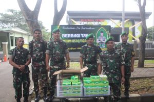 Takjil Gratis dari TNI, Warga: “Kami Tidak Khawatir Keterlambatan Buka” Takjil Gratis dari TNI, Warga: “Kami Tidak Khawatir Keterlambatan Buka”