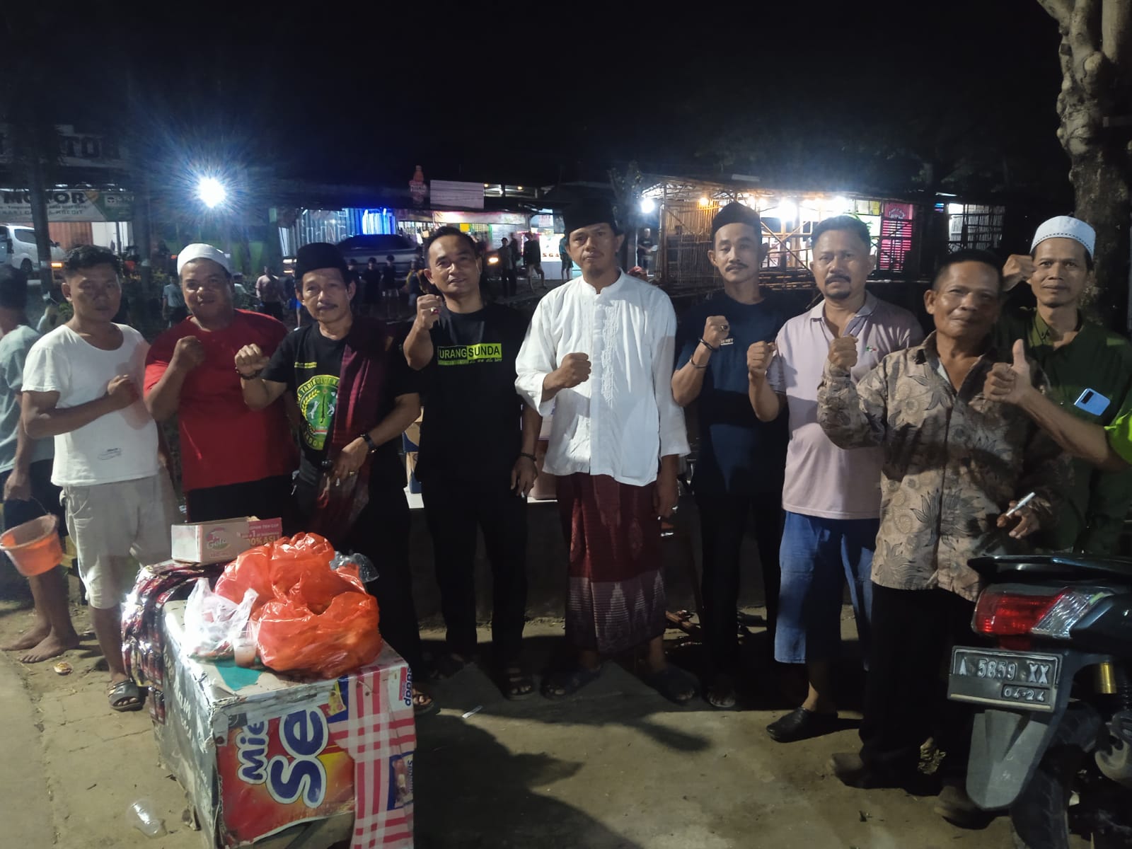 Swadaya, Warga Leles Desa Sindang sari Perbaiki Jalan yang Rusak