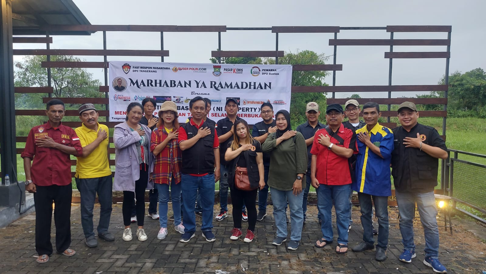 200 Pcs Makanan Takjil Dibagikan oleh Media Buserpolri.com di Pasar Kemis