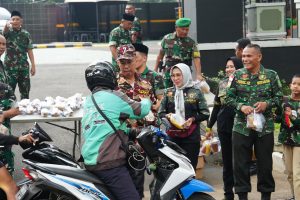 Korem 052/Wkr Berbagi 10.000 Takjil Gratis