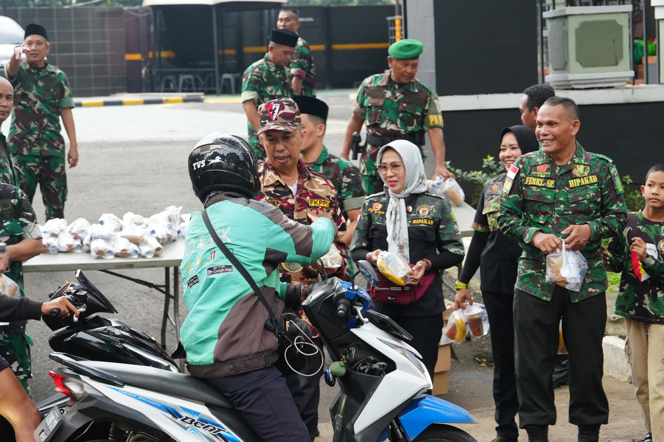 Korem 052/Wkr Berbagi 10.000 Takjil Gratis