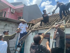 Bupati Tangerang Maesyal Rasyid, Turun Langsung Pembongkaran Rumah Ibu Asmunah Yang Tidak Layak Huni Bupati Tangerang Maesyal Rasyid, Turun Langsung Pembongkaran Rumah Ibu Asmunah Yang Tidak Layak Huni