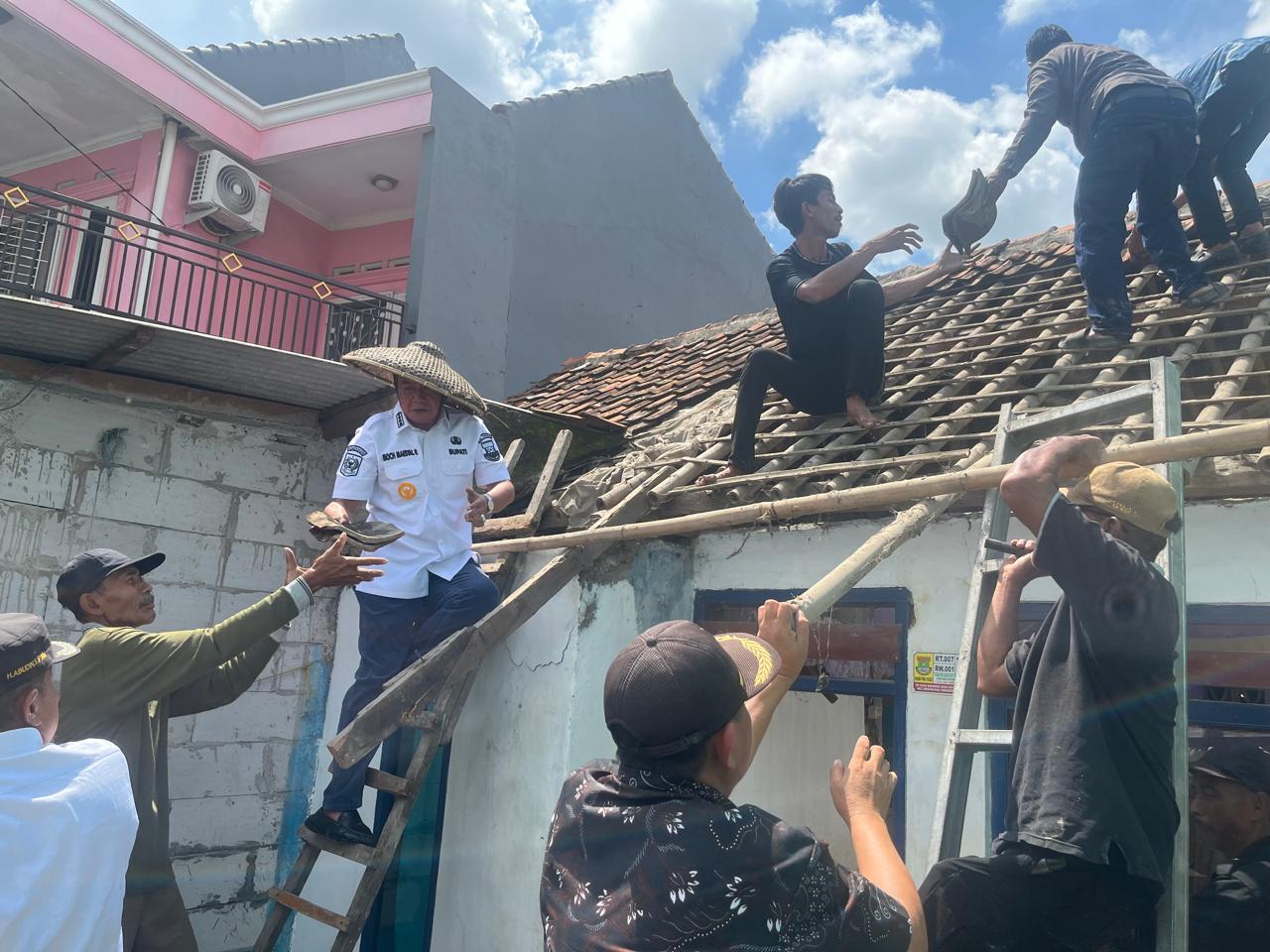 Bupati Tangerang Maesyal Rasyid, Turun Langsung Pembongkaran Rumah Ibu Asmunah Yang Tidak Layak Huni