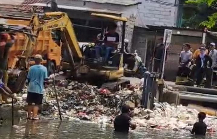 Bupati Tangerang Turun Langsung Bersihkan Sampah di Kali Teluknaga Bersama DLHK Kabupaten Tangerang dan UPTD Pengelolaan Sampah Wilayah IX