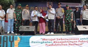 Kapolresta Tangerang Dampingi Kapolda Banten, Gubernur Banten Hadiri Perayaan Puncak May Day 2025 di Kabupaten Tangerang Kapolresta Tangerang Dampingi Kapolda Banten, Gubernur Banten Hadiri Perayaan Puncak May Day 2025 di Kabupaten Tangerang