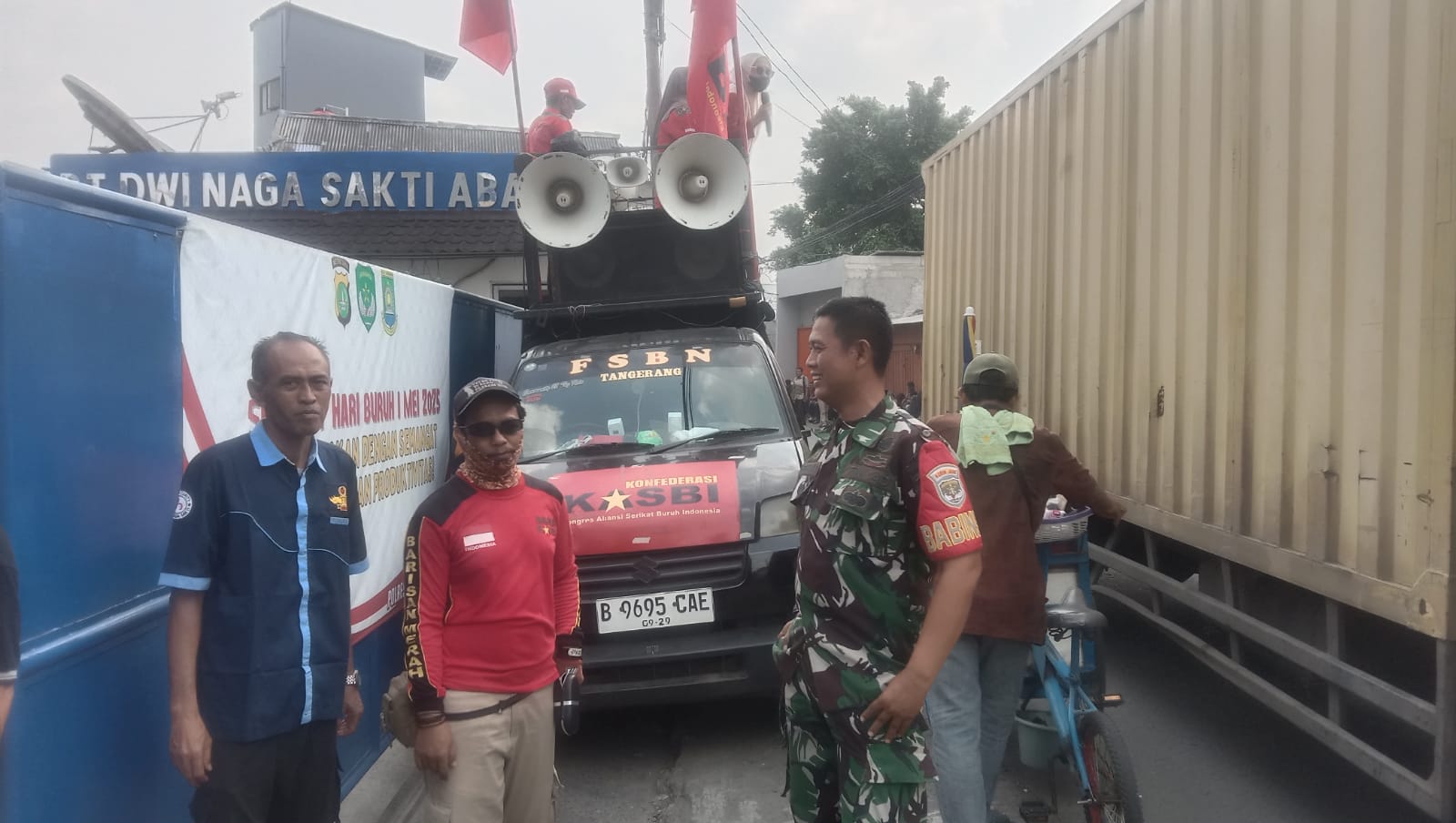 Personil Koramil 02/Btc Monitoring Aksi Unras Karyawan PT Dwi Naga Sakti Abadi