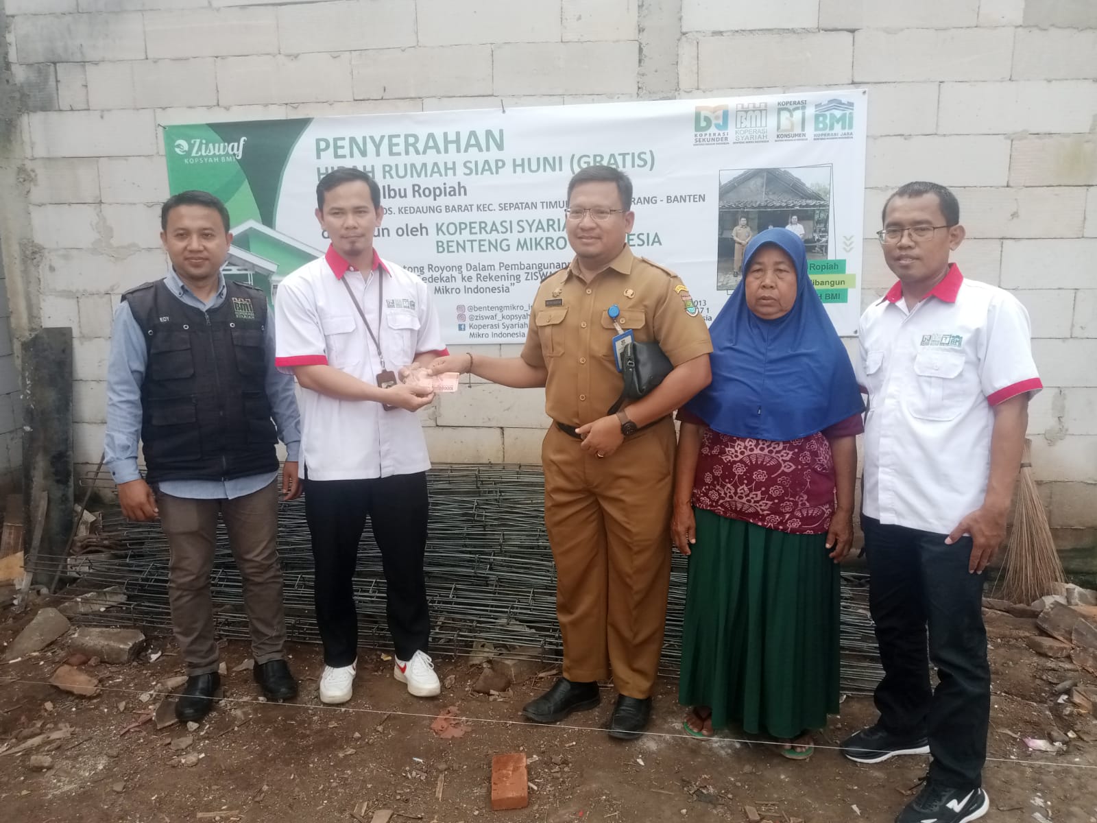 Camat Sepatan Timur Miftah Shuritho SSTP., MM, Bersama BMI Syariah Bedah Rumah RTLH di Desa Kedaung Barat