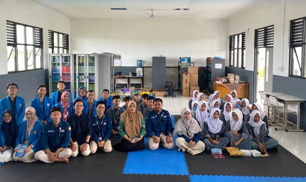 PKM Dosen Prodi Sistem Informasi di SMAN 1 Lebak Wangi: Meningkatkan Literasi Digital dan Kreativitas Melalui Teknologi