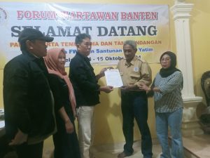 Pengurus DPC FWB Kota Serang dan Kabupaten Serang menerima Surat Keputusan dari Ketua Umum DPP FWB Pengurus DPC FWB Kota Serang dan Kabupaten Serang menerima Surat Keputusan dari Ketua Umum DPP FWB