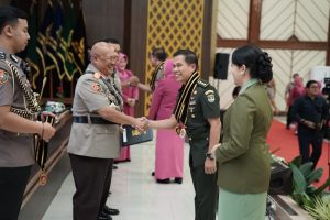 Kolonel Inf Bangun Siregar Raih Penghargaan UNGGUL Sespimti Dikreg 34 Kalemdiklat Polri 2025 Kolonel Inf Bangun Siregar Raih Penghargaan UNGGUL Sespimti Dikreg 34 Kalemdiklat Polri 2025