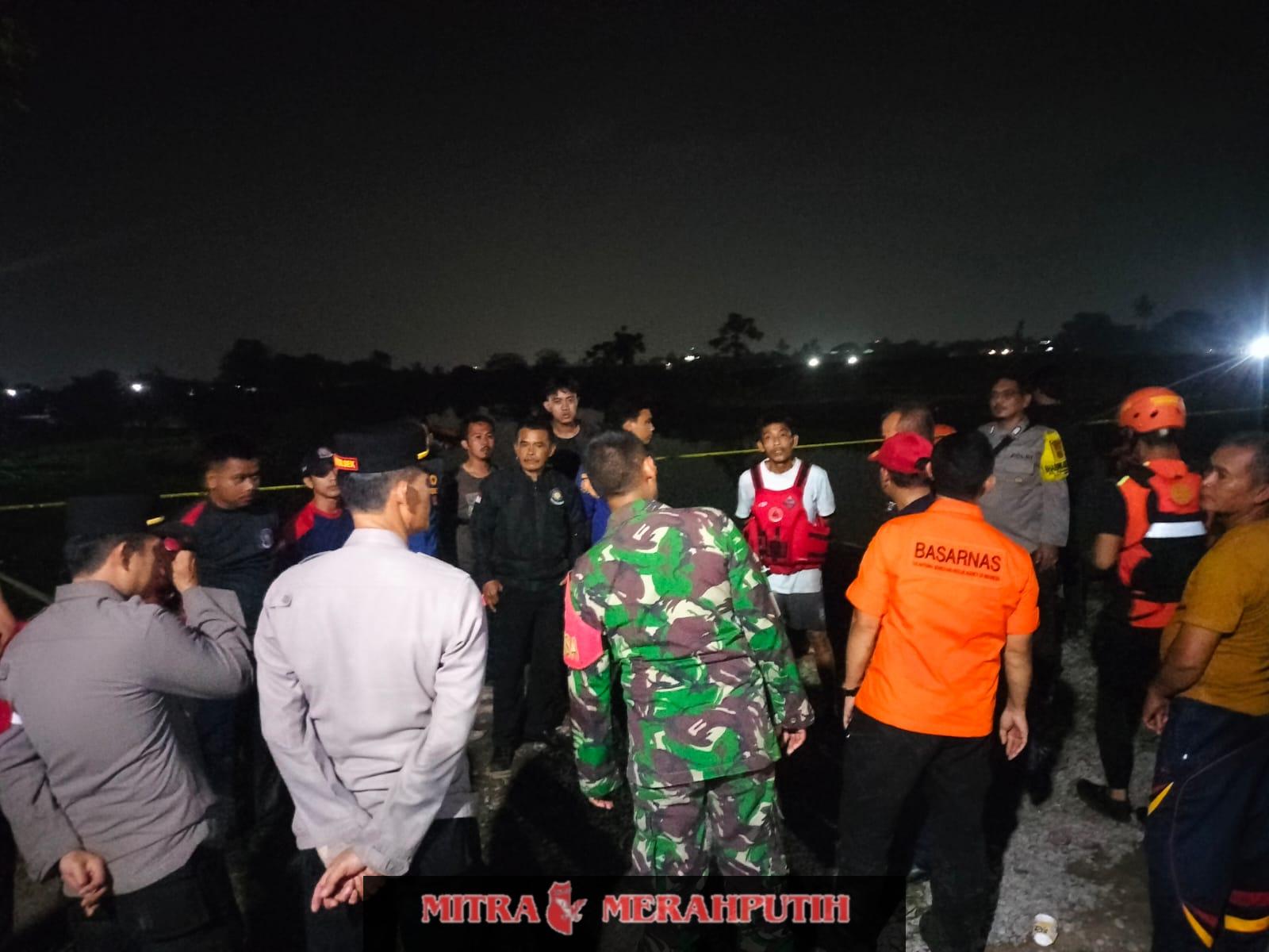 Bhabinkantibmas Desa Pisangan Jaya Menghimbau Anak – Anak Untuk Tidak Berenang Di Sungai Cirarab