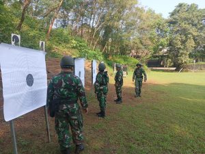 Prajurit Korem 052/Wkr Asah Kemampuan Menembak