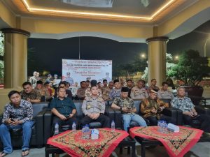 SERANG, – Personil Polres Serang mengadakan nonton bareng (nobar) wayang kulit yang digelar Mabes Polri dengan lakon “Amartha Binangun” SERANG, – Personil Polres Serang mengadakan nonton bareng (nobar) wayang kulit yang digelar Mabes Polri dengan lakon “Amartha Binangun”