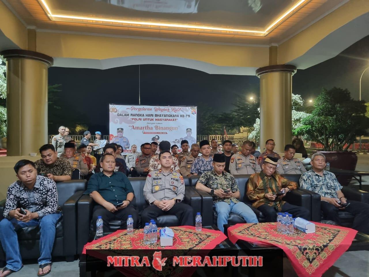 SERANG, – Personil Polres Serang mengadakan nonton bareng (nobar) wayang kulit yang digelar Mabes Polri dengan lakon “Amartha Binangun”