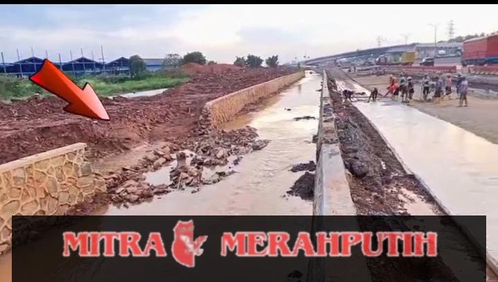 Diduga Akibat Pembangunan Derainase “PARAMOUNT PETALS”, Ruas Jalan Tol Tangerang – Bitung Banjir Parah