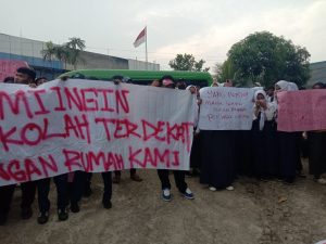Orang Tua Siswa yang Anaknya Tak Diterima di SMKN 2 Kabupaten Tangerang Gelar Demo