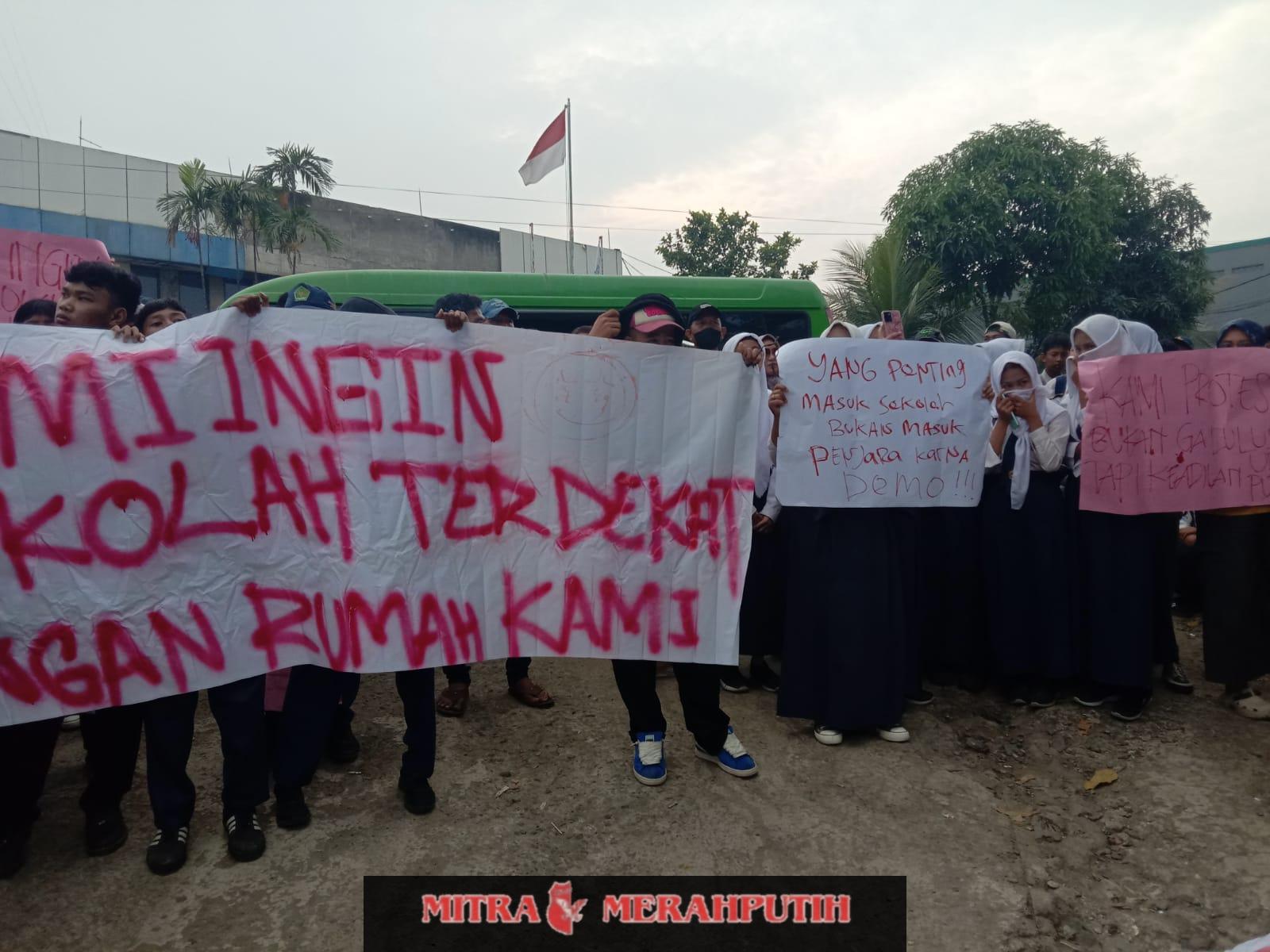 Orang Tua Siswa yang Anaknya Tak Diterima di SMKN 2 Kabupaten Tangerang Gelar Demo