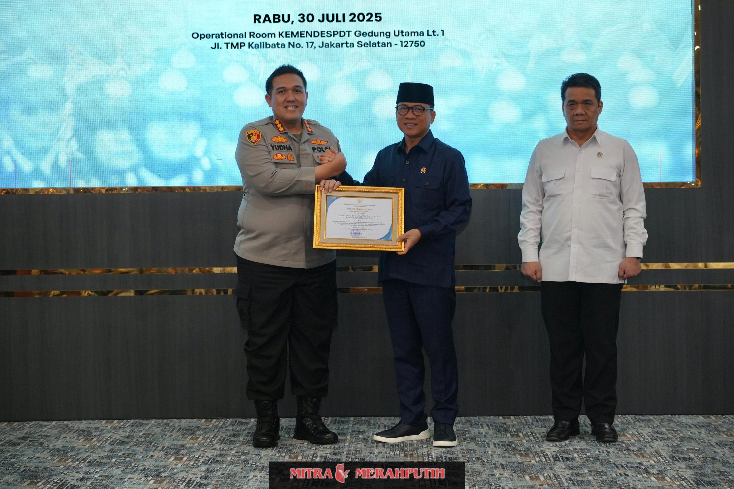 Kapolresta Serang kota Menerima Penghargaan dari Menteri Desa Pembangunan Daerah Tertinggal
