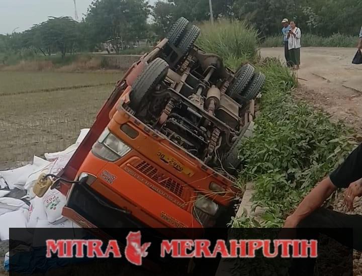 Jalan Kali Cirarab -Sukadiri Rusak Parah Truk Bermuatan Pakan Ternak Terguling