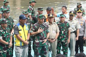 Sambut HUT ke-80 RI, 600 Personel Gabungan Gelar Aksi Bersih-Bersih Ciliwung