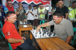 Ngariung Bareng Warga, Kapolresta Tangerang ‘Tumbangkan’ Ketua RW dalam Duel Panas Catur
