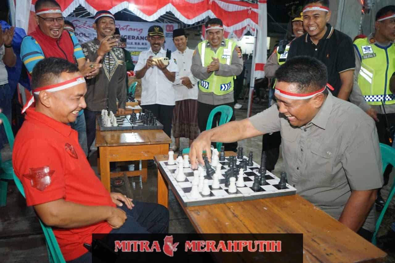 Ngariung Bareng Warga, Kapolresta Tangerang ‘Tumbangkan’ Ketua RW dalam Duel Panas Catur