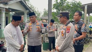 Kapolresta Tangerang Kunjungi Warga Desa Taban Terdampak Angin Puting Beliung Kapolresta Tangerang Kunjungi Warga Desa Taban Terdampak Angin Puting Beliung
