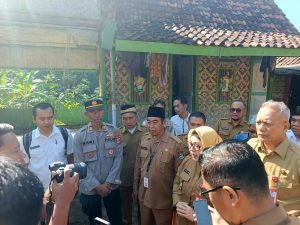 WAKIL BUPATI TANGERANG KUNJUNGI KORBAN BENCANA ANGIN PUTING BELIUNG DI DESA TABAN