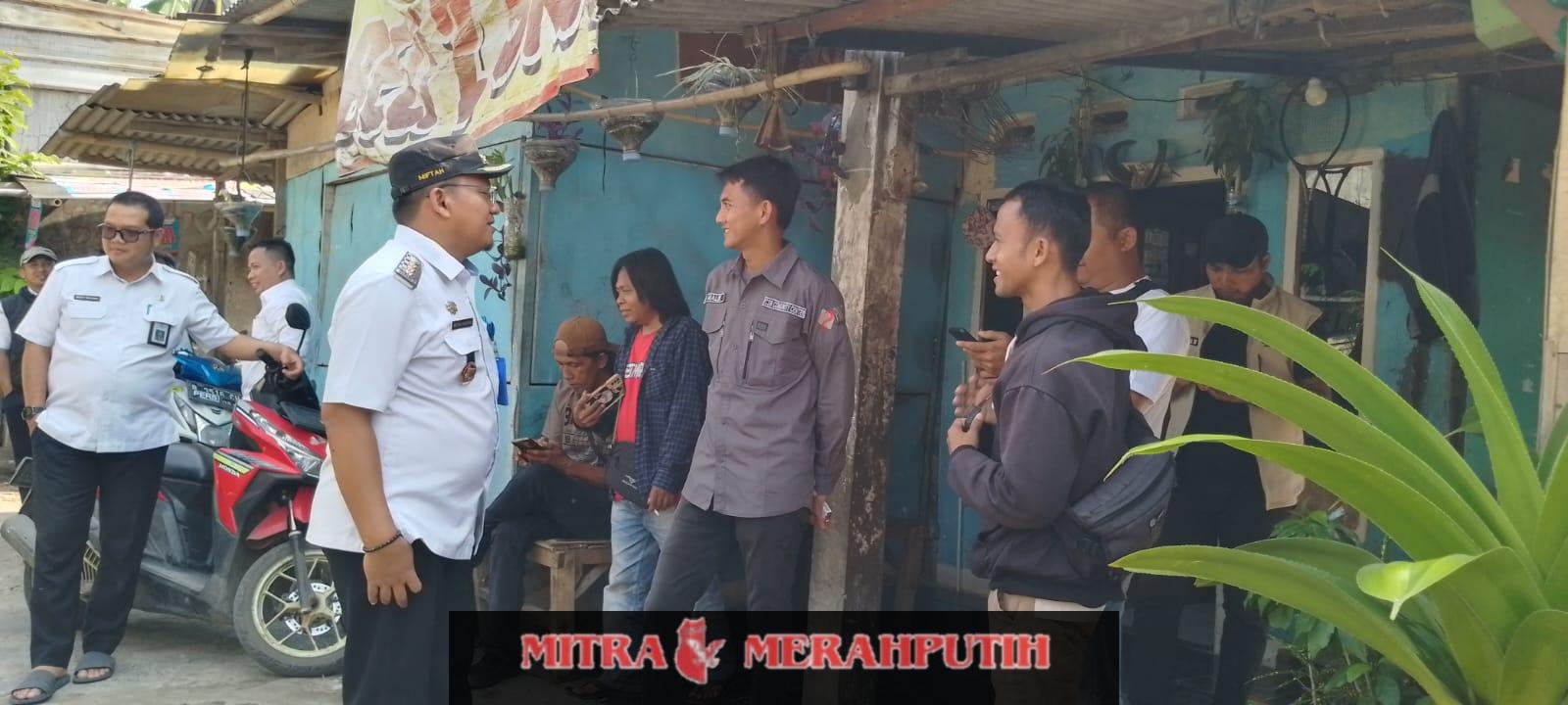 Camat Sepatan Timur Bersama Tim Koprasi Syari’a BMI Dan Tim CSR PIK 2 Kunjungi Dua Rumah Tidak Layak Huni di Wilayah Desa Kedaung Barat
