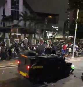 Tragis ! Seorang Driver Ojol di Tubruk Mobil Baracuda Disaat Aksi Demo Ricuh Tragis ! Seorang Driver Ojol di Tubruk Mobil Baracuda Disaat Aksi Demo Ricuh