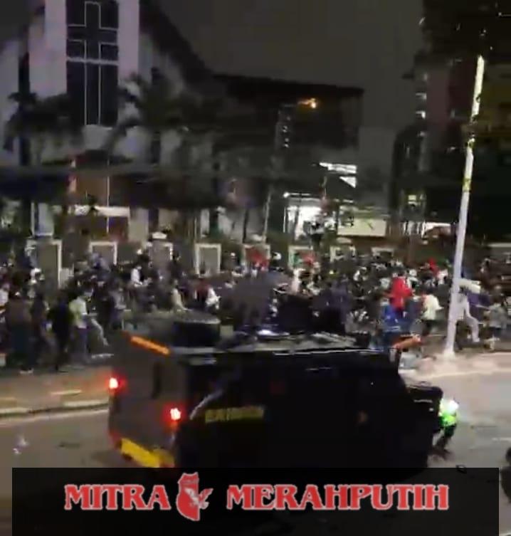 Tragis ! Seorang Driver Ojol di Tubruk Mobil Baracuda Disaat Aksi Demo Ricuh