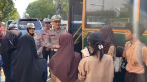 Edukasi Tertib Jalan, Satlantas Bagikan Snack untuk Pelajar dan Penumpang Bus di Kota Tangerang Edukasi Tertib Jalan, Satlantas Bagikan Snack untuk Pelajar dan Penumpang Bus di Kota Tangerang