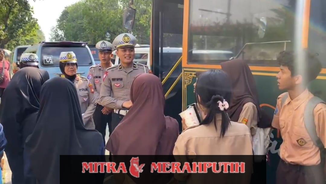 Edukasi Tertib Jalan, Satlantas Bagikan Snack untuk Pelajar dan Penumpang Bus di Kota Tangerang