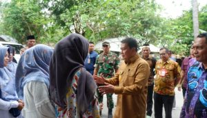 Bupati Kunjungi Warga Marga Mulya Kecamatan Mauk Penerima Beasiswa SGU