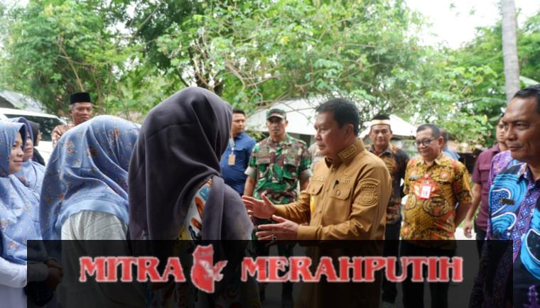 Bupati Kunjungi Warga Marga Mulya Kecamatan Mauk Penerima Beasiswa SGU
