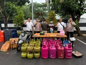 Polisi Grebek Rumah Kontrakan di Pinang, Dua Pelaku Pengoplos Gas LPG Ditangkap Polisi Grebek Rumah Kontrakan di Pinang, Dua Pelaku Pengoplos Gas LPG Ditangkap