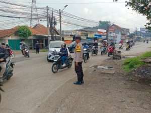 Polsek Pasarkemis Gelar PECAK, Personel Laksanakan Gatur Lalin Pagi Hari di Perempatan Nebeng