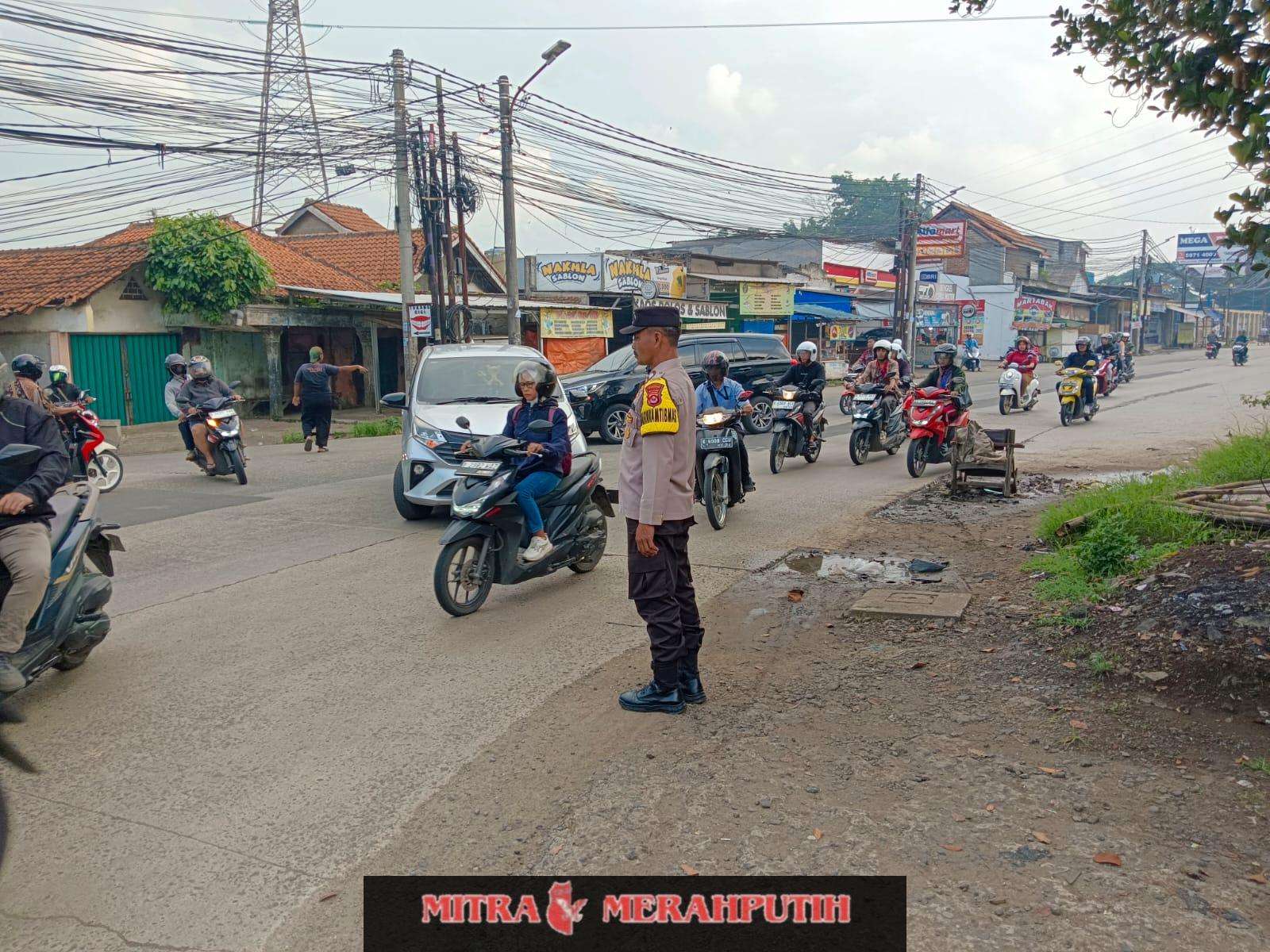 Polsek Pasarkemis Gelar PECAK, Personel Laksanakan Gatur Lalin Pagi Hari di Perempatan Nebeng