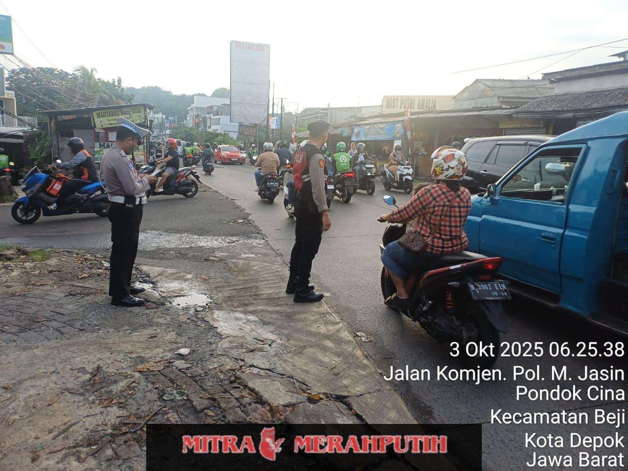 Lancarkan Aktivitas Masyarakat : 15 Personel Korsabhara Amankan 4 Titik Padat Arus Lalu Lintas di Depok
