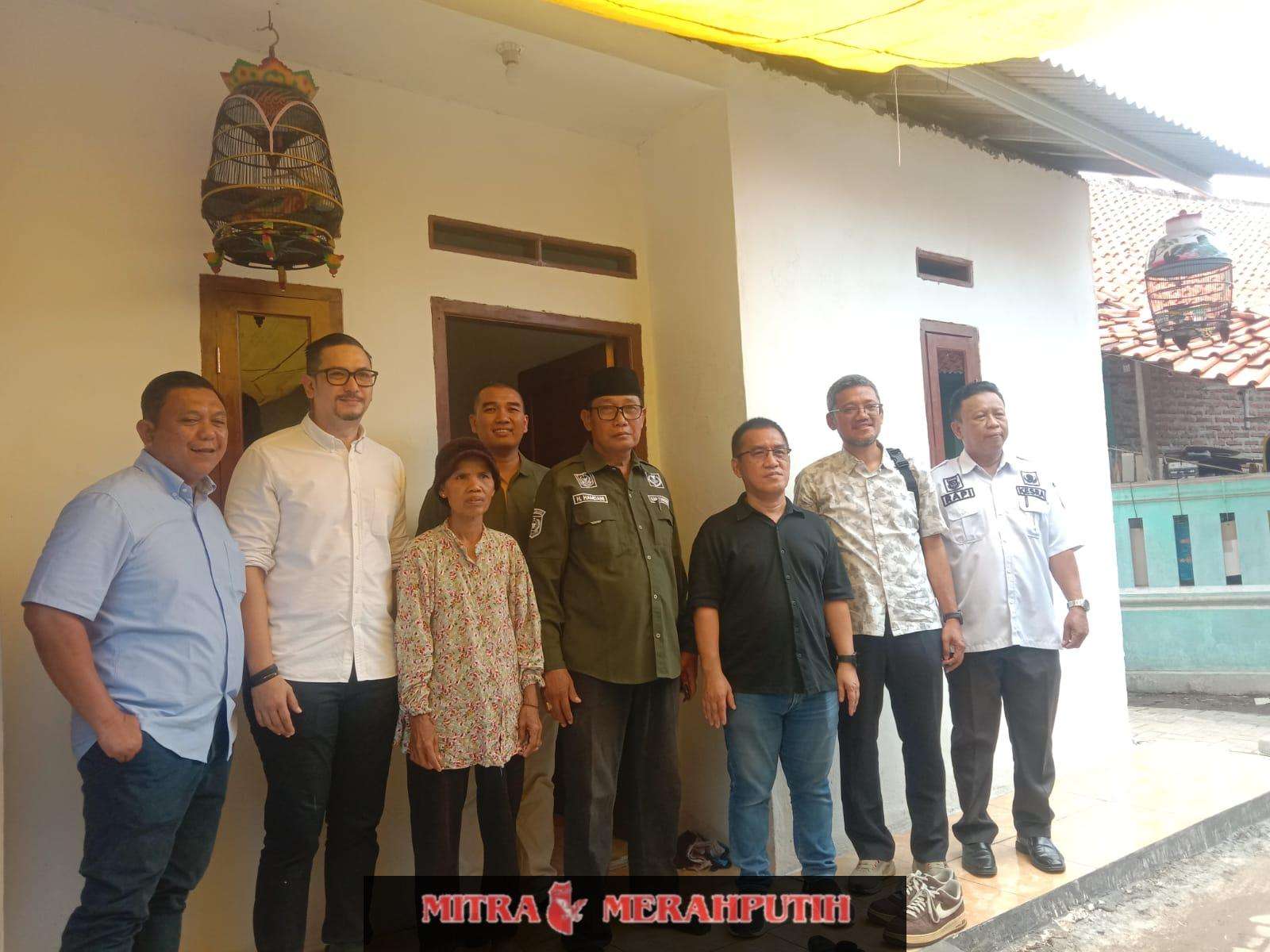 Ketua Yayasan Batra Maju Indonesia (YBMI).Bersama Kades Kayu Bongkok Serahkan Rumah Layak Huni Ke KPM