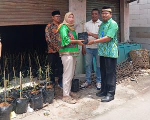 Kurangi Inflasi Harga Cabai Camat Sepatan Timur, Ketua KTNA Dan Korcam PKH Berikan Bantuan Bibit Pohon Cabai Ke KPM PKH Kurangi Inflasi Harga Cabai Camat Sepatan Timur, Ketua KTNA Dan Korcam PKH Berikan Bantuan Bibit Pohon Cabai Ke KPM PKH