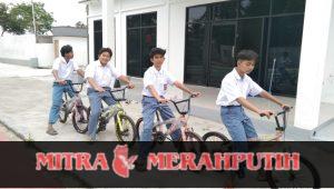 Momen di Hari Pahlawan Anak Putus Sekolah Jenjang SMA Menerima Bantuan Alat Transportasi Berupa Sepeda Dari Lembaga Sosial Yayasan Pendidikan Permata Azzikri Momen di Hari Pahlawan Anak Putus Sekolah Jenjang SMA Menerima Bantuan Alat Transportasi Berupa Sepeda Dari Lembaga Sosial Yayasan Pendidikan Permata Azzikri