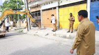 Maesyal Rasyid Tinjau Pembongkaran Bangunan untuk Normalisasi Gorong-Gorong Maesyal Rasyid Tinjau Pembongkaran Bangunan untuk Normalisasi Gorong-Gorong