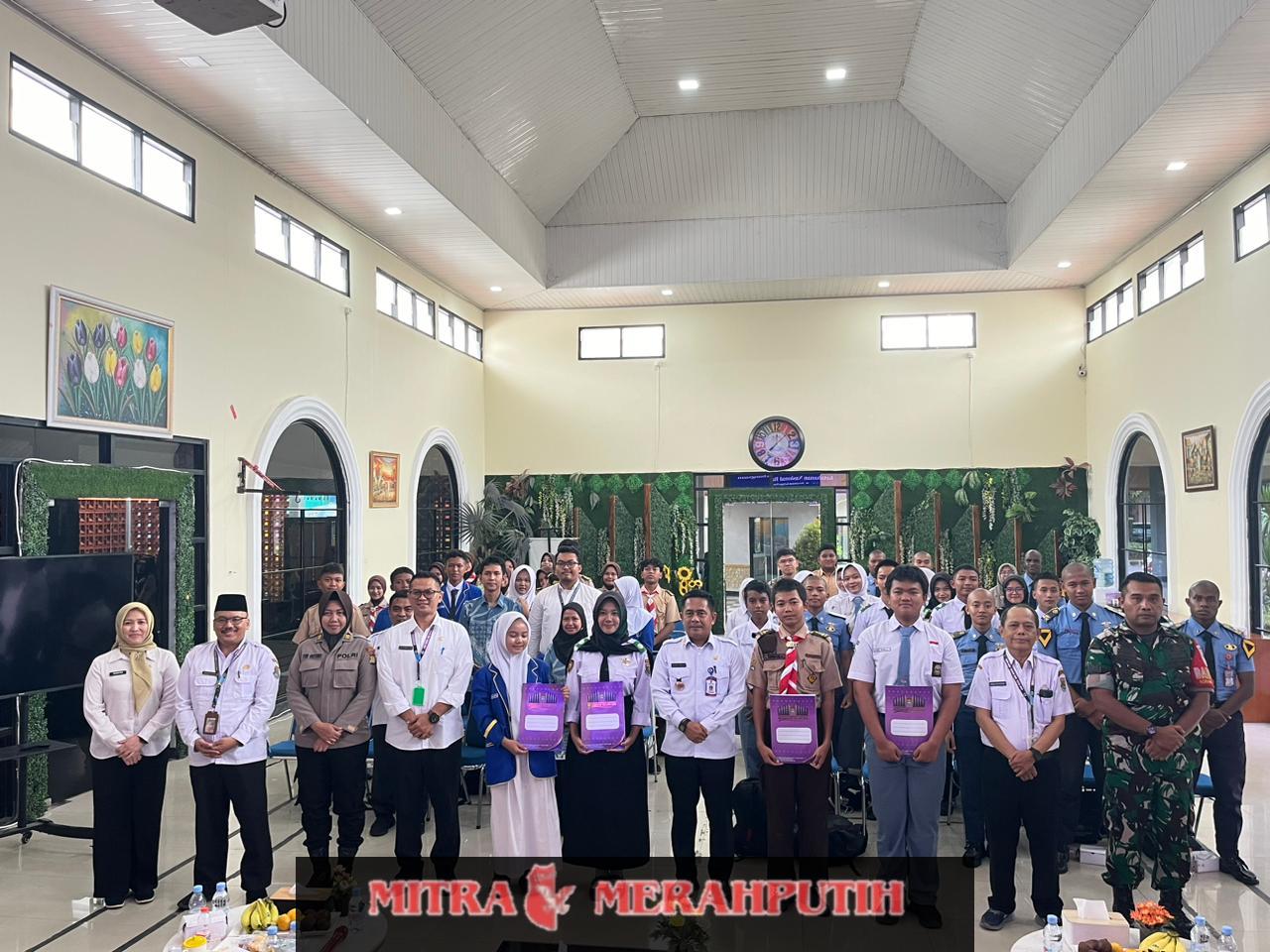 Serma Deni Yulisdianto Koramil 02/Curug Perkuat Wawasan Kebangsaan Pelajar Kelapa Dua