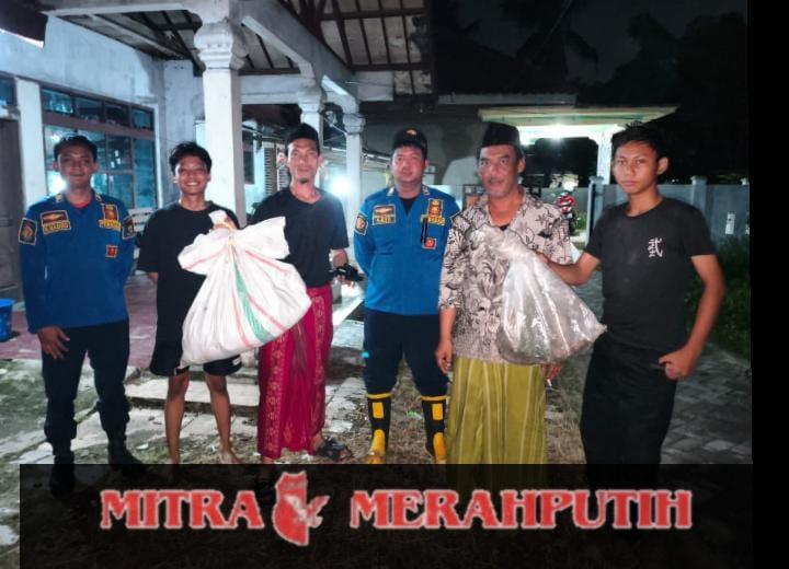Respon Cepat Tim Damkar Mauk Sarang Tawon Berbahaya di Kampung Kiladig Mauk Dievakuasi​