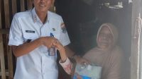 Camat Kemiri Sambangi Korban Puting Beliung di Desa Karang Anyar