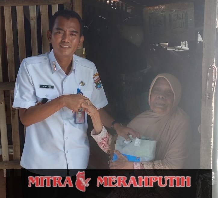 Camat Kemiri Sambangi Korban Puting Beliung di Desa Karang Anyar