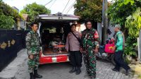 Respon Cepat Kepolisian, Bhabinkamtibmas Pasar Kemis Evakuasi Warga Lansia Jatuh di Kamar Mandi